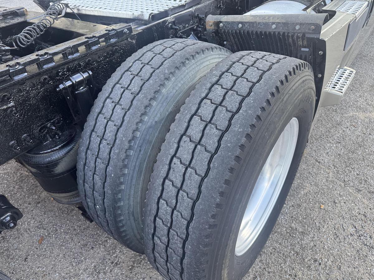 Used 2005 VOLVO VNL 780