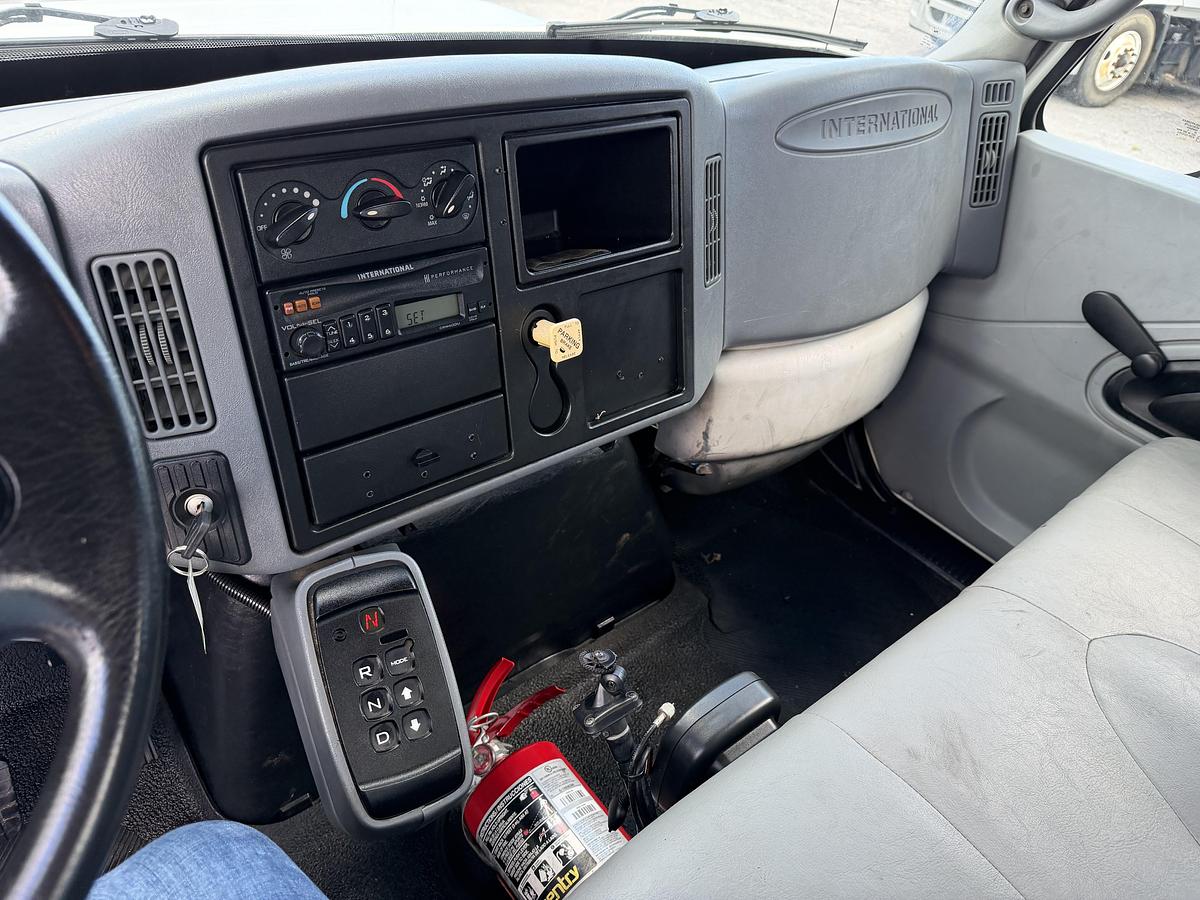 Used 2004 INTERNATIONAL 4300