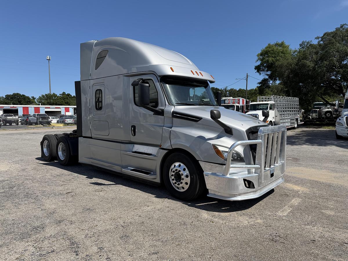 Used 2019 Freightliner CASCADIA 126