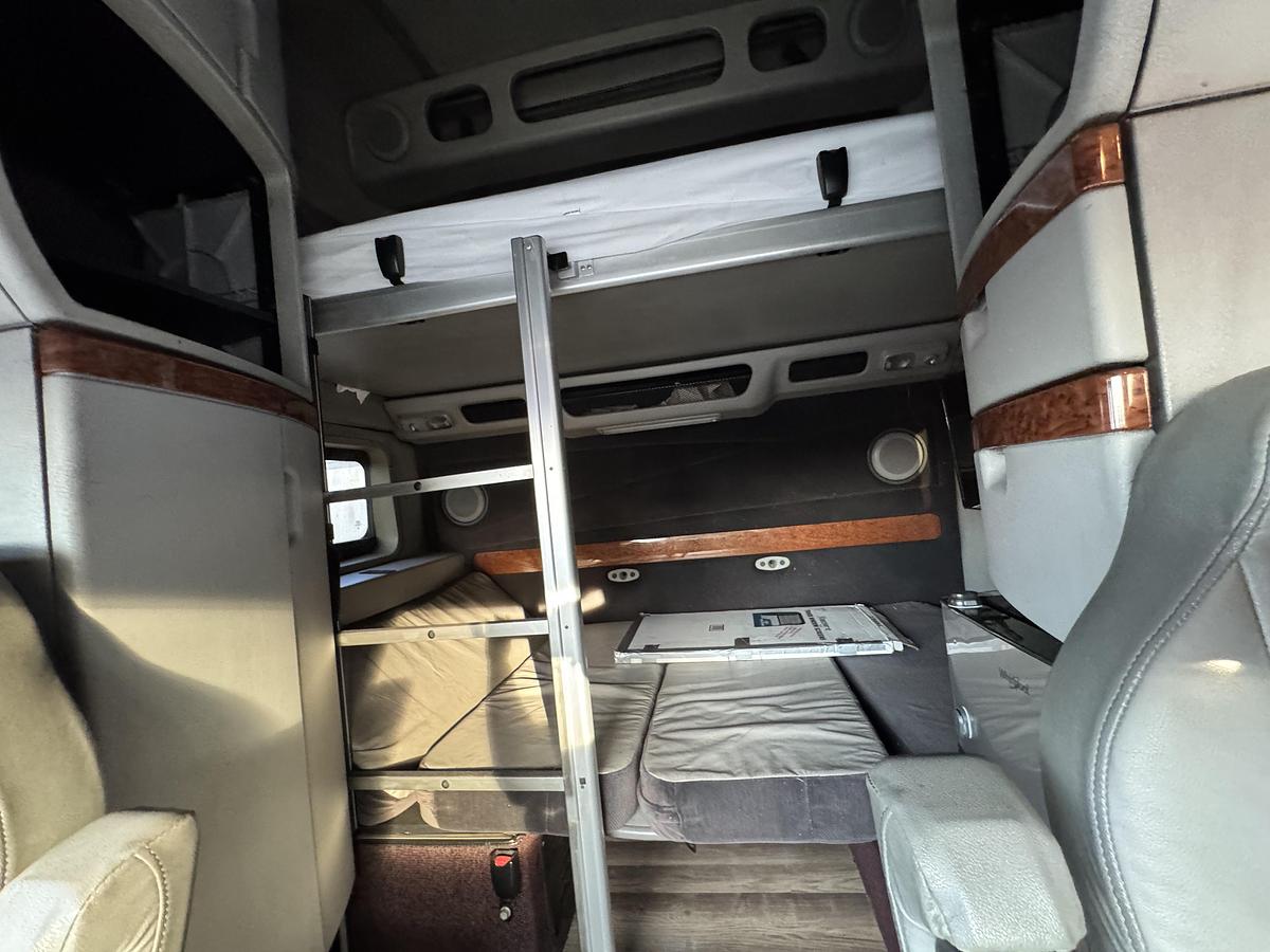 Used 2005 VOLVO VNL 780