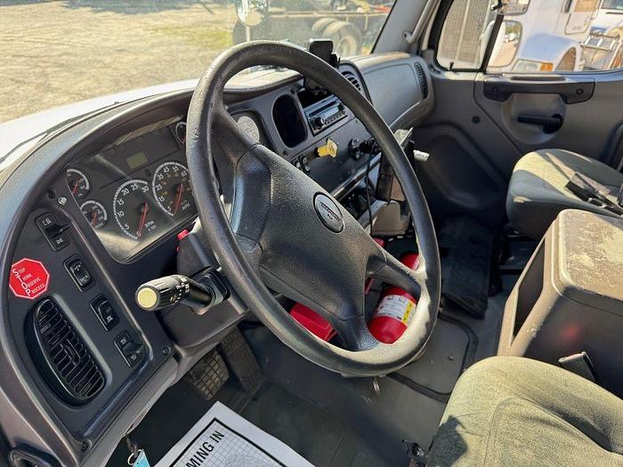 Used 2007 FREIGHTLINER M2 106