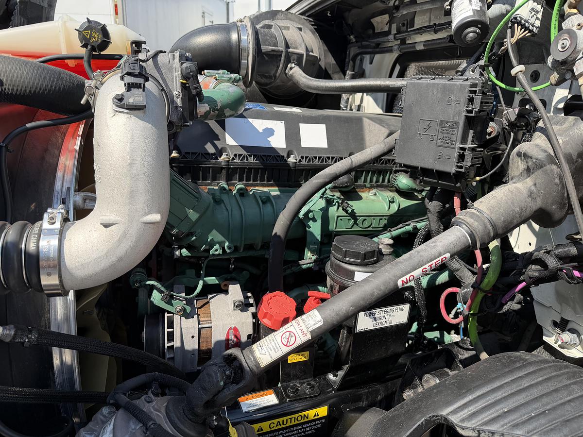 Used 2022 VOLVO VNR