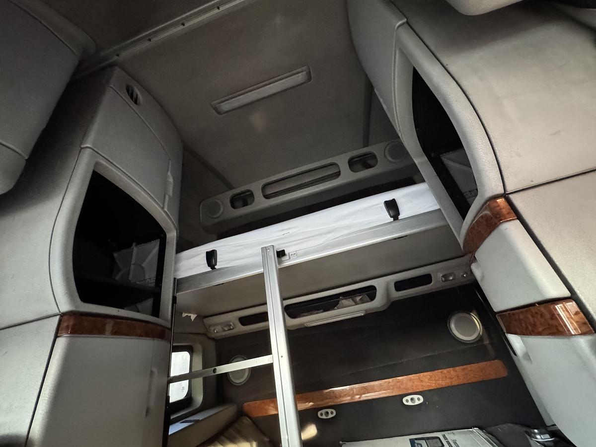 Used 2005 VOLVO VNL 780