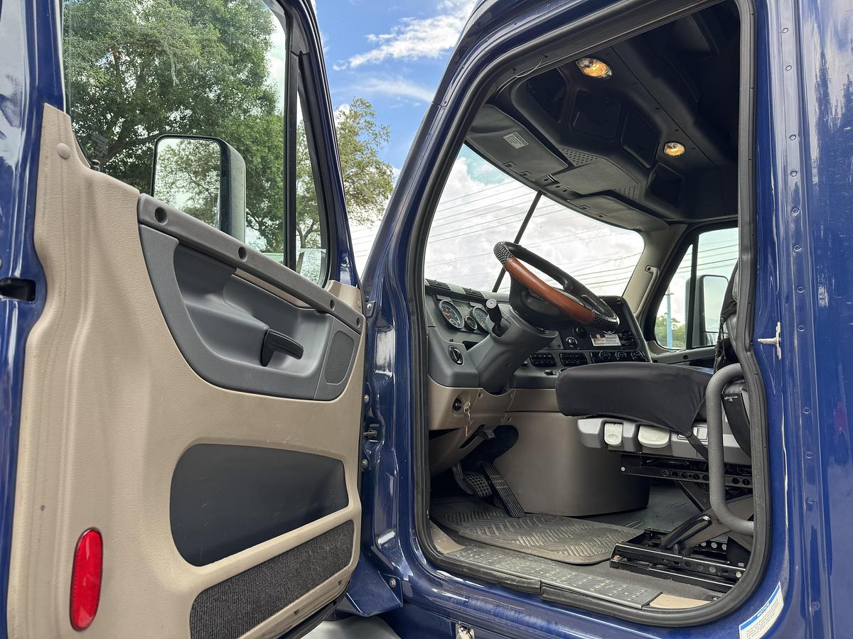 Used 2017 Freightliner® CASCADIA