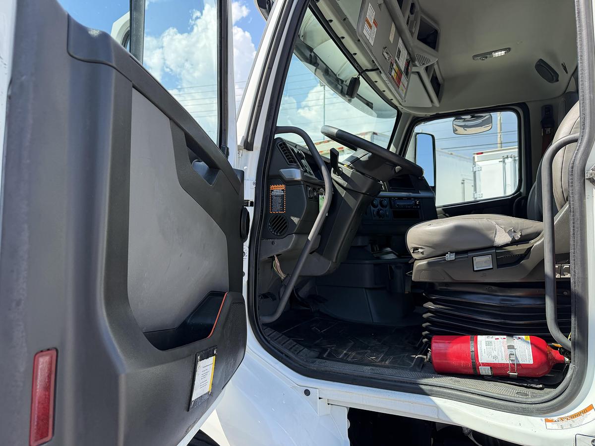 Used 2022 VOLVO VNR
