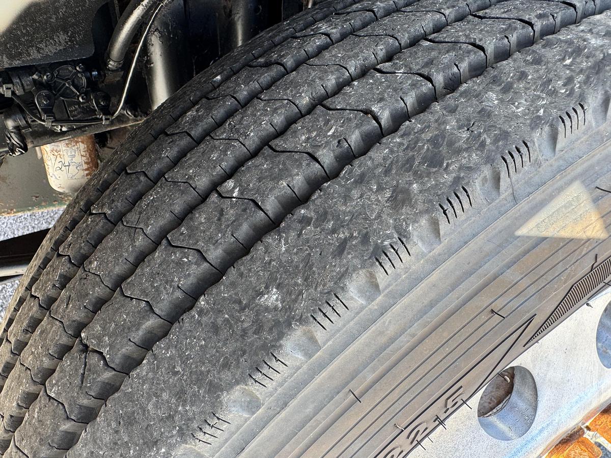 Used 2012 VOLVO VNM 64T