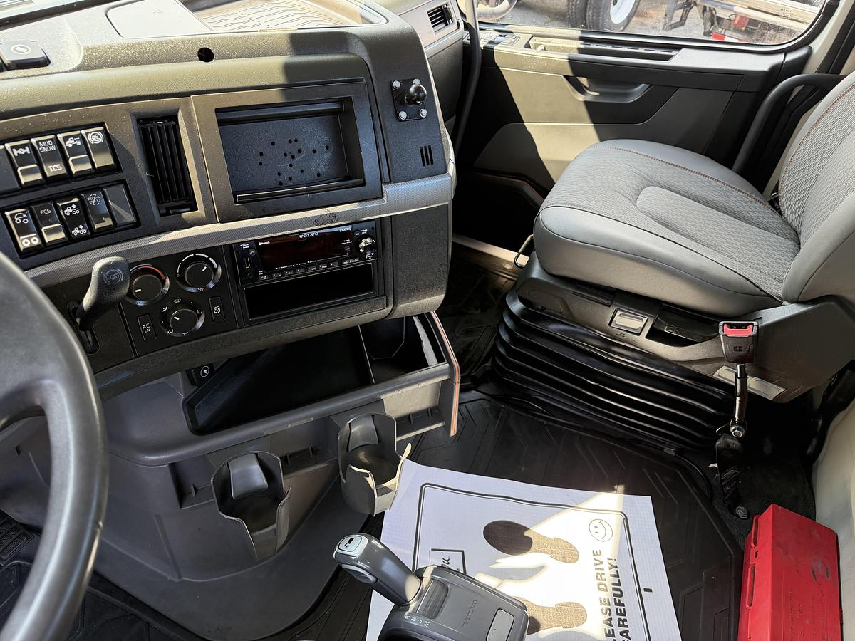 Used 2022 VOLVO VNR