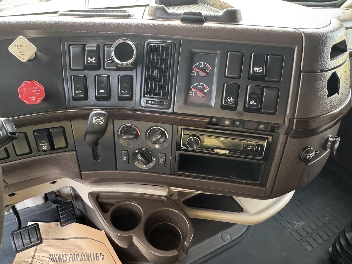 Used 2013 VOLVO VNL 64T