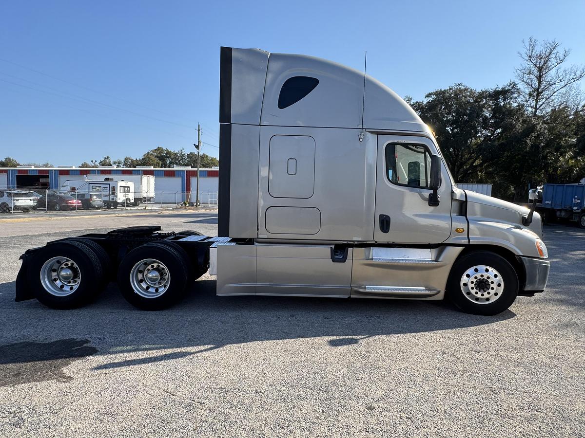 Used 2013 Freightliner® CASCADIA