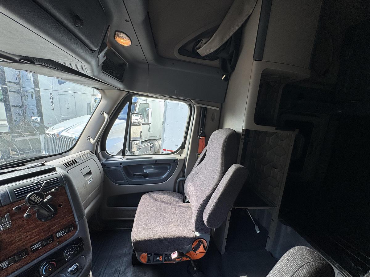 Used 2013 Freightliner CASCADIA