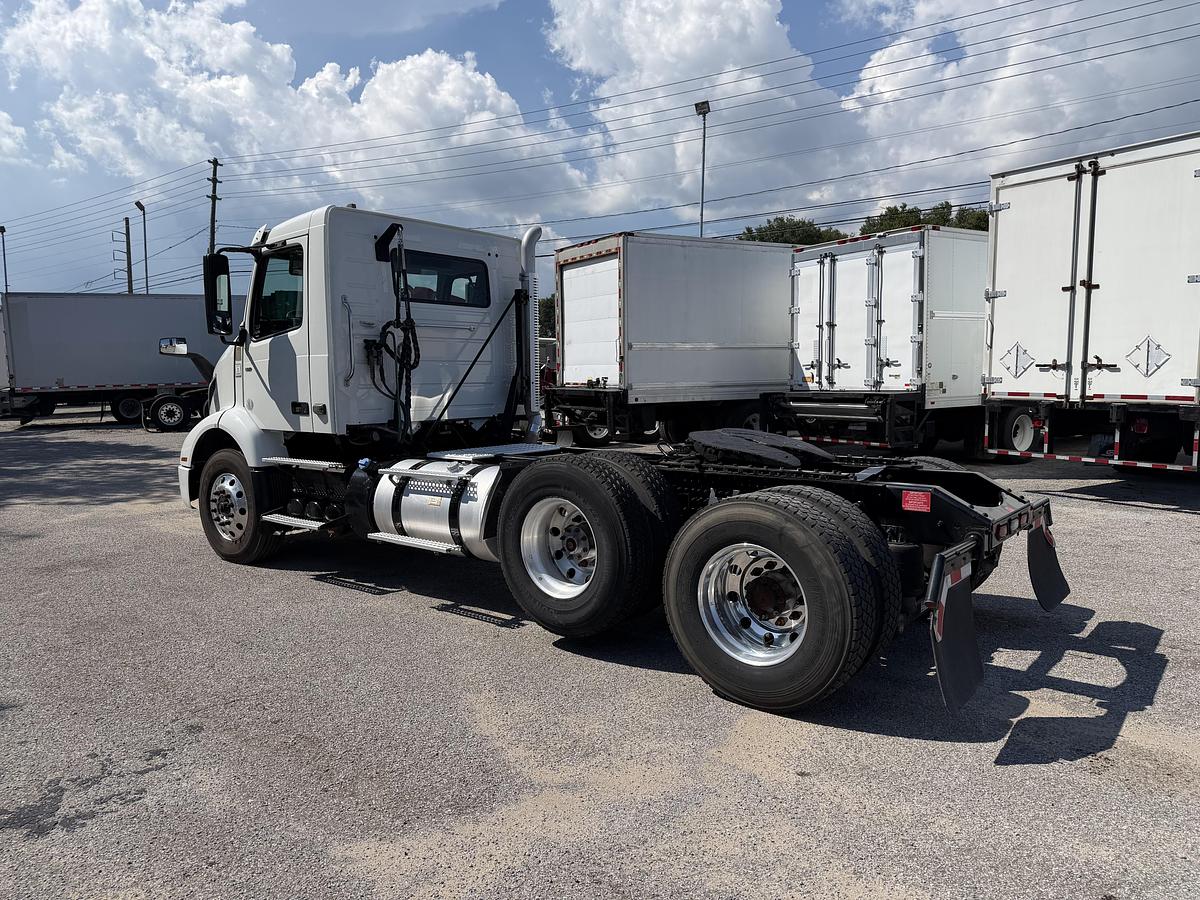 Used 2022 VOLVO VNR