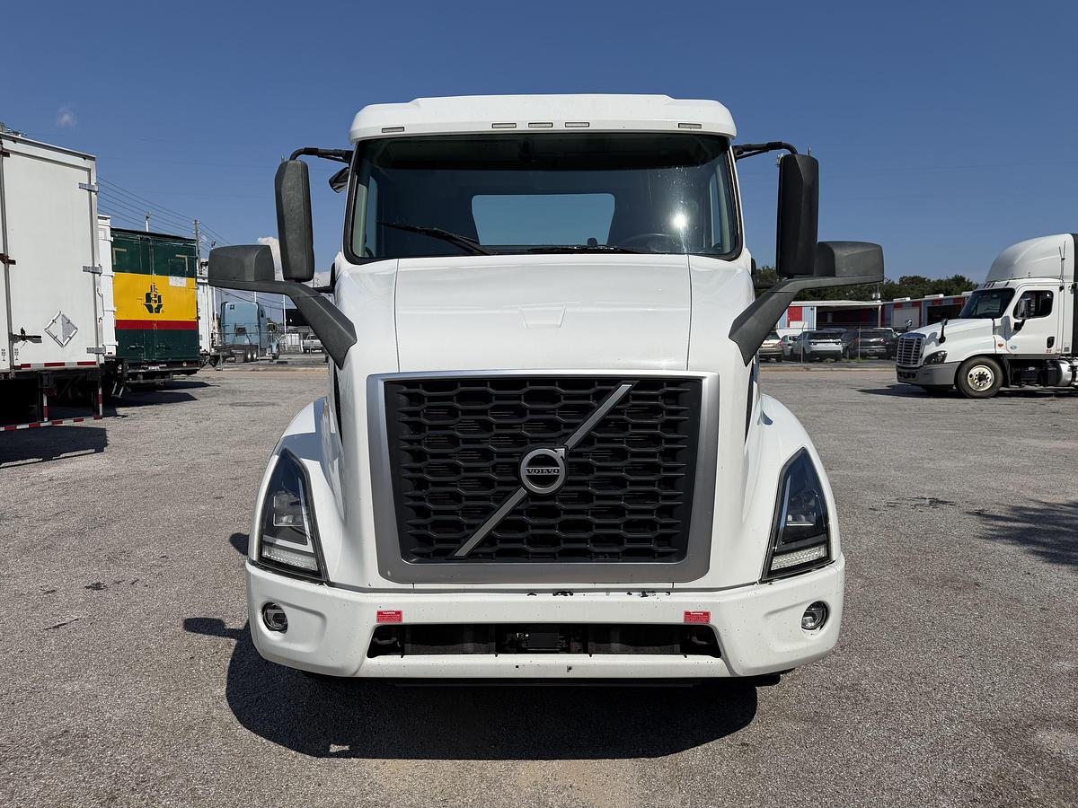 Used 2022 VOLVO VNR