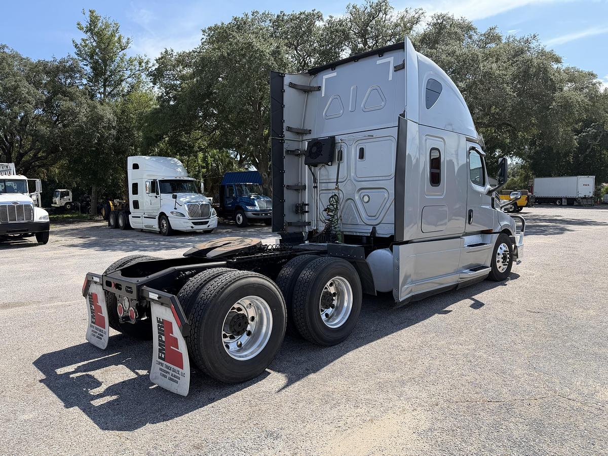 Used 2019 Freightliner CASCADIA 126