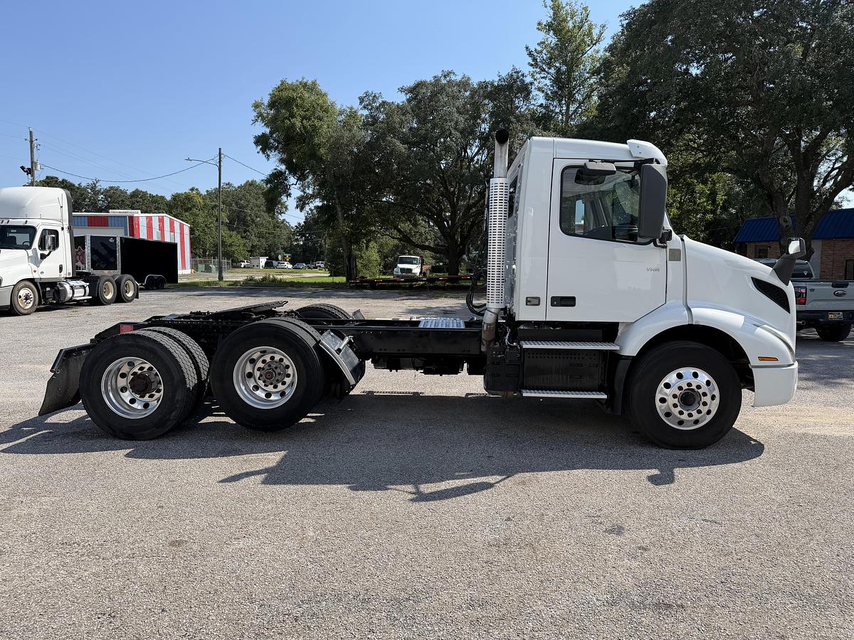 Used 2022 VOLVO VNR