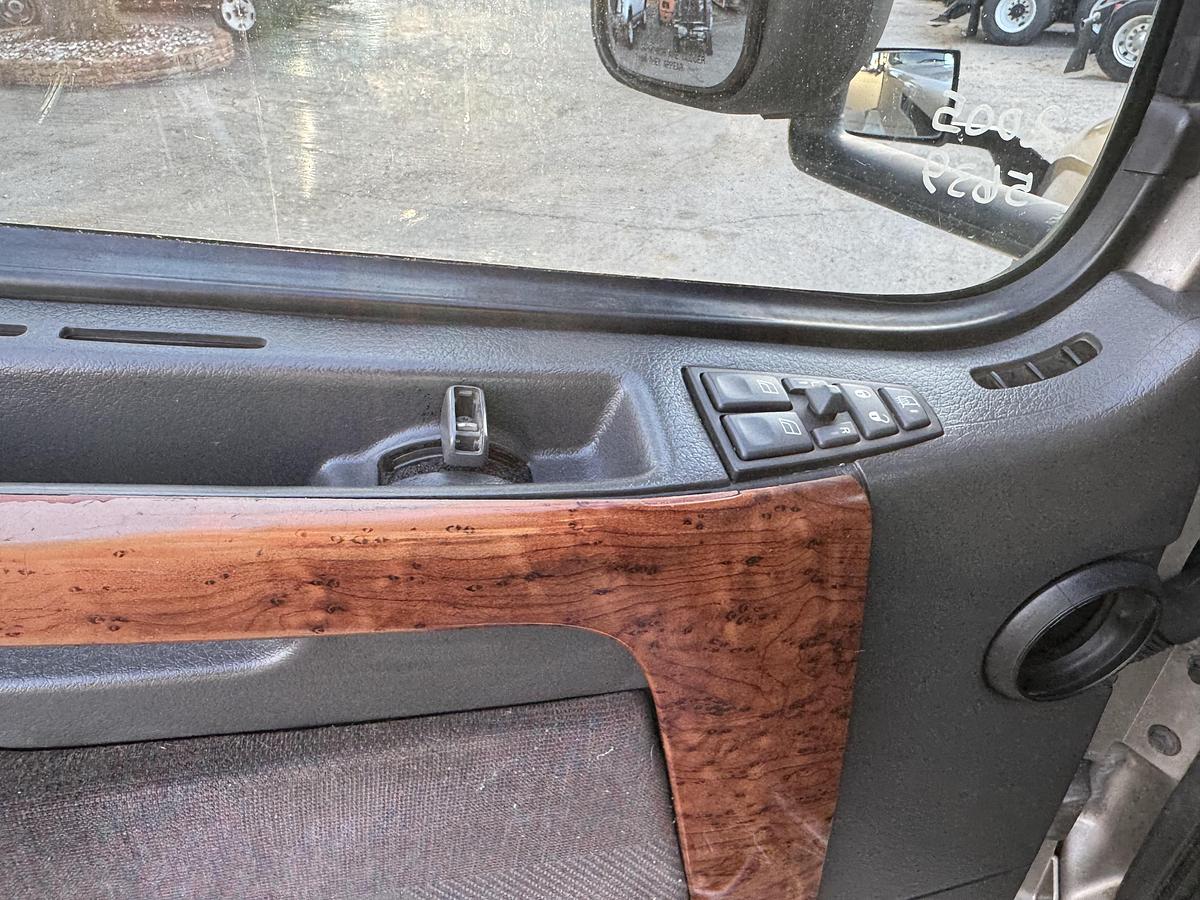 Used 2005 VOLVO VNL 780