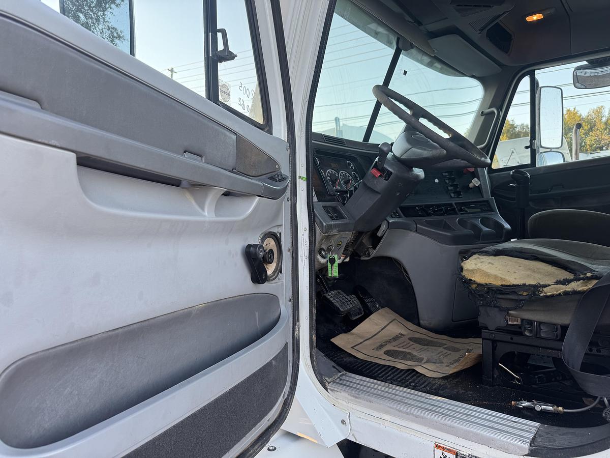 Used 2005 Freightliner® COLUMBIA