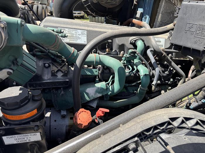 Used 2014 VOLVO VNL64T