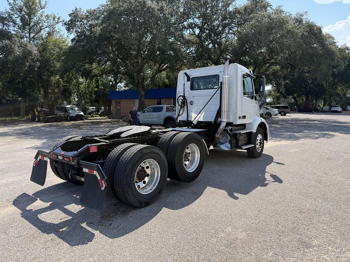Used 2022 VOLVO VNR