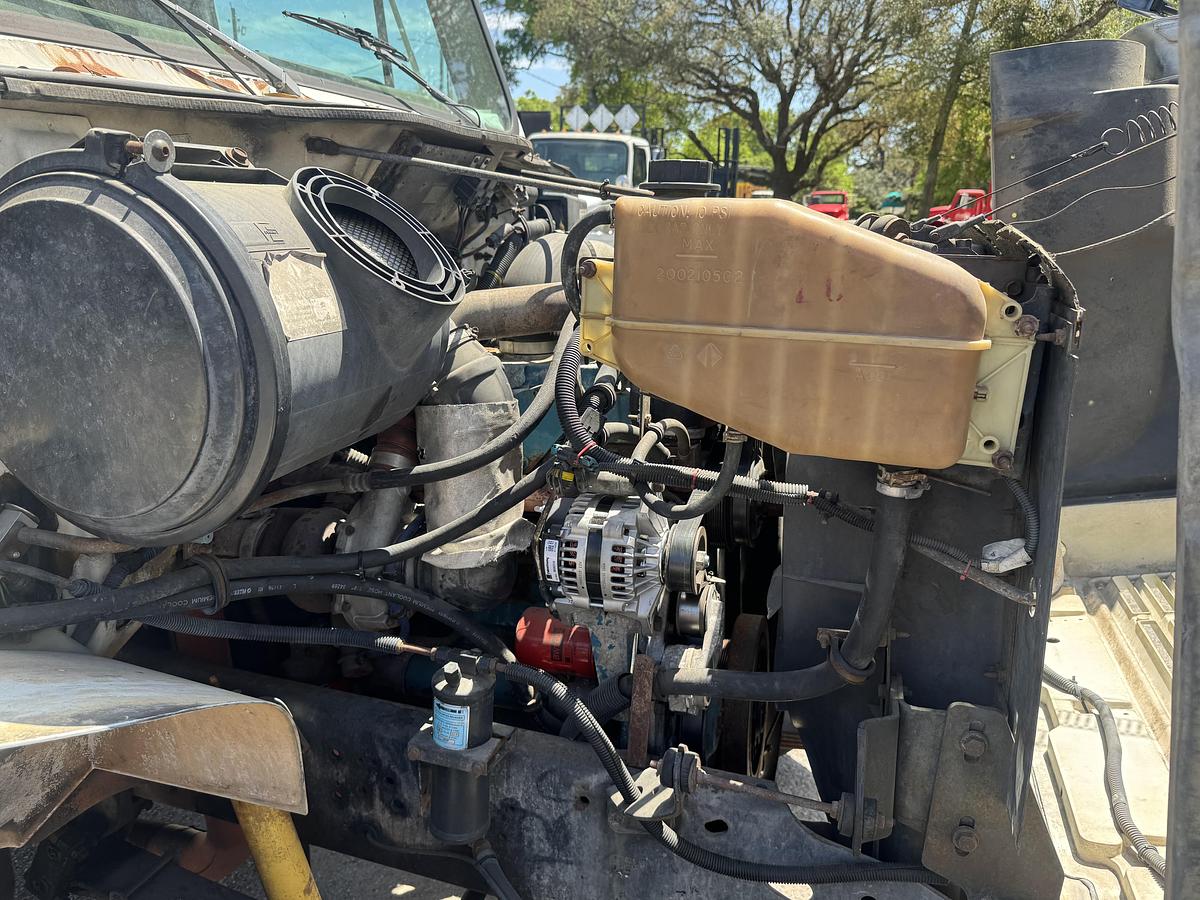 Used 2001 INTERNATIONAL 4700
