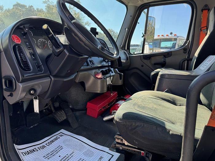 Used 2007 FREIGHTLINER M2 106