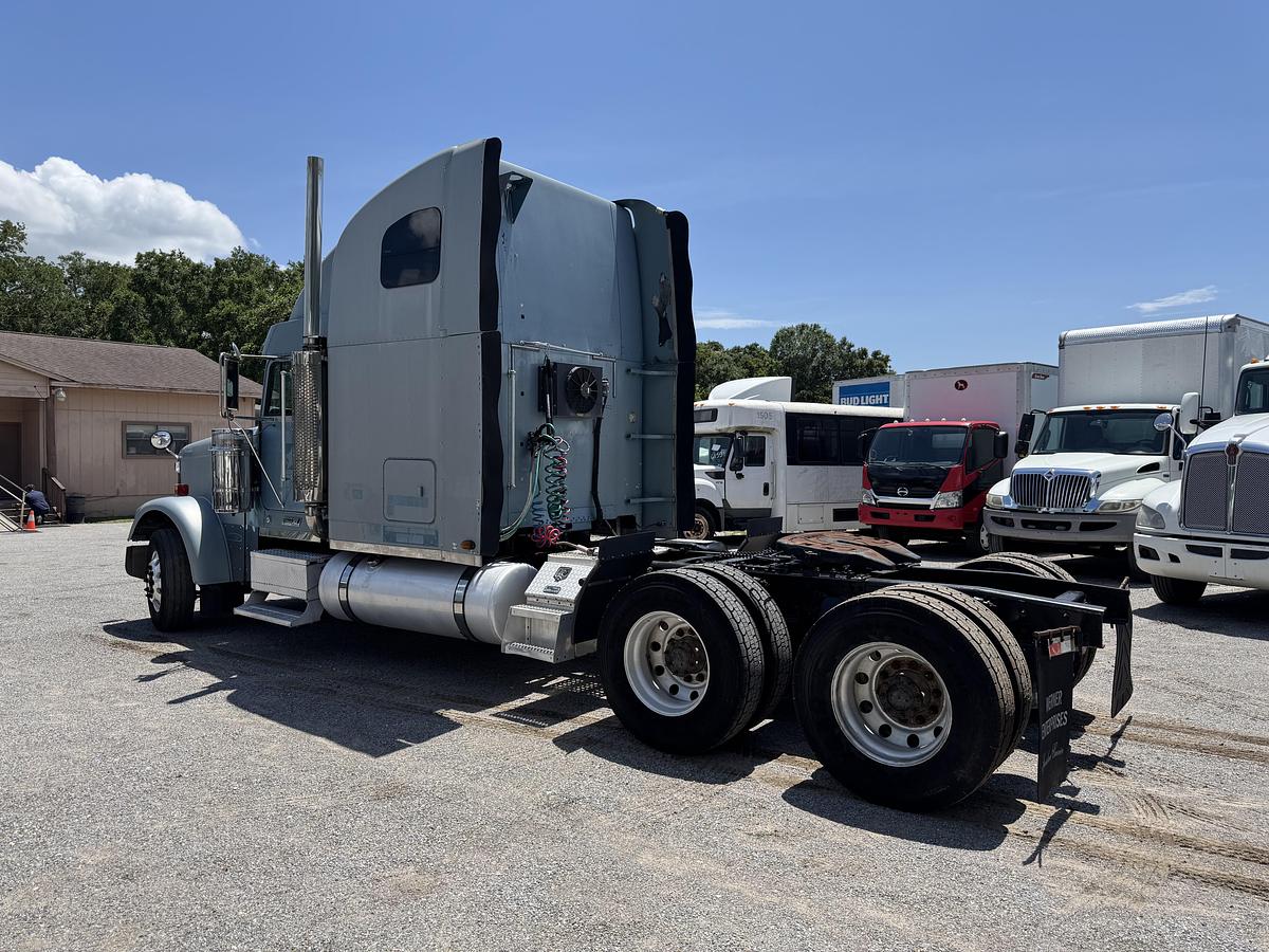 Used 2006 Freightliner® CLASSIC XL