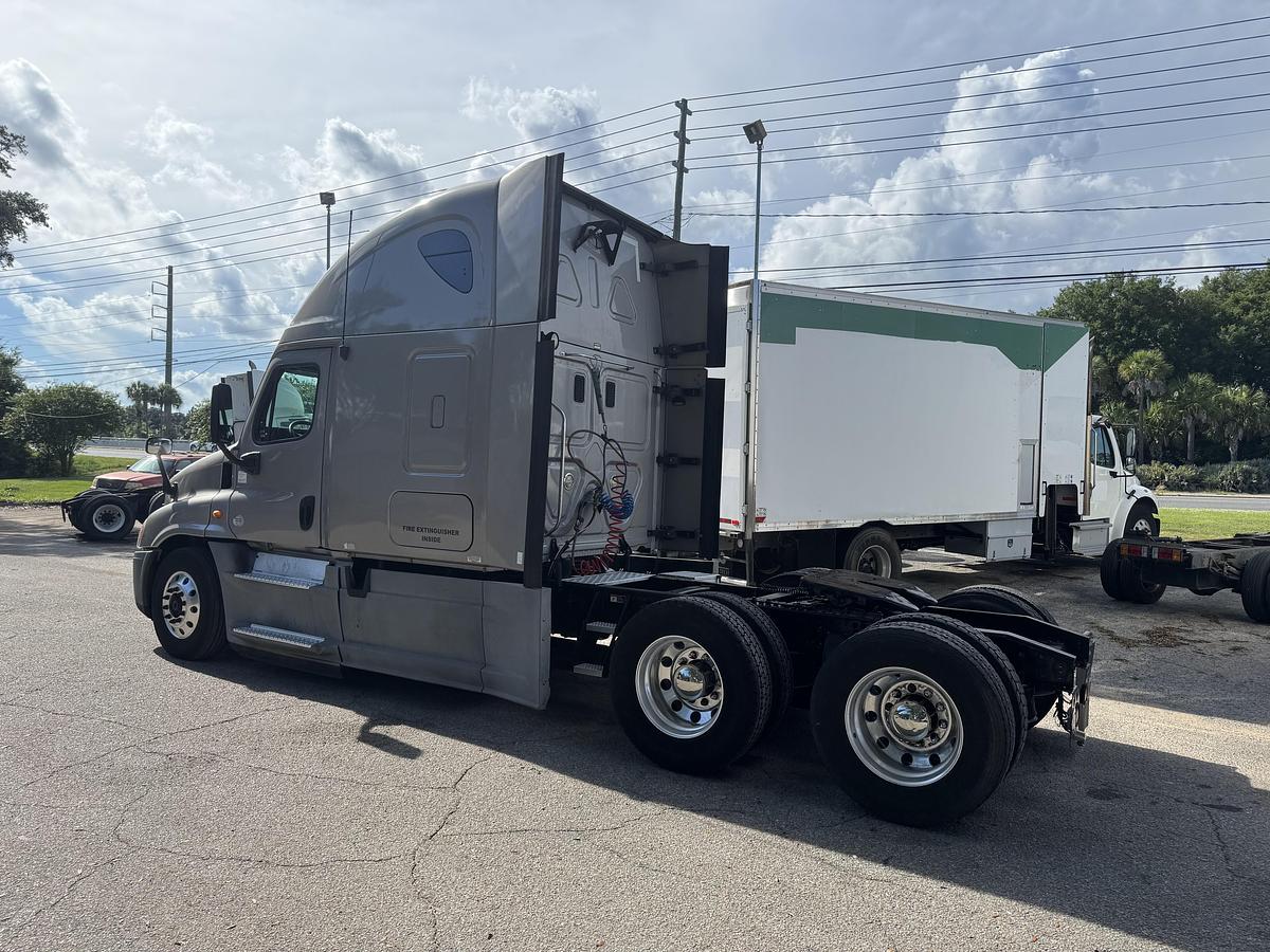 Used 2013 Freightliner CASCADIA