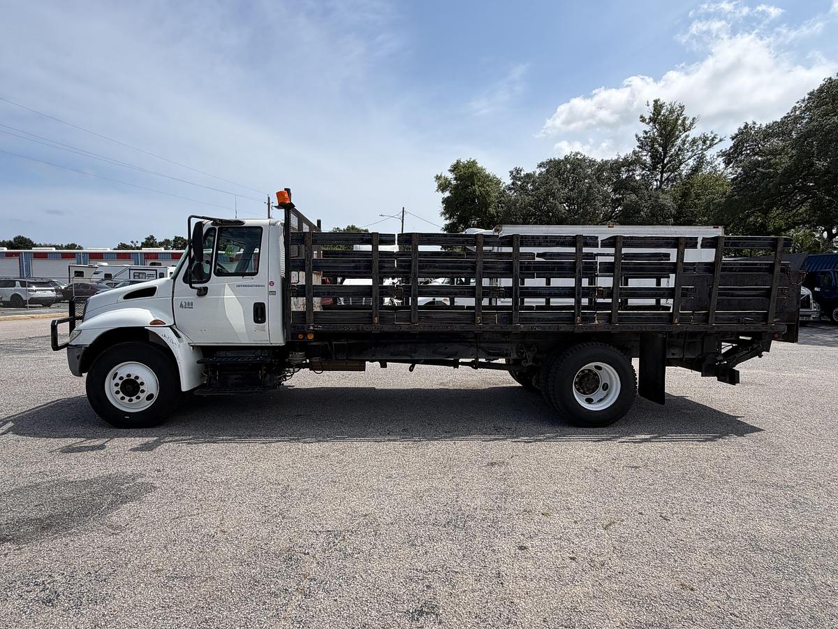 Used 2004 INTERNATIONAL 4300