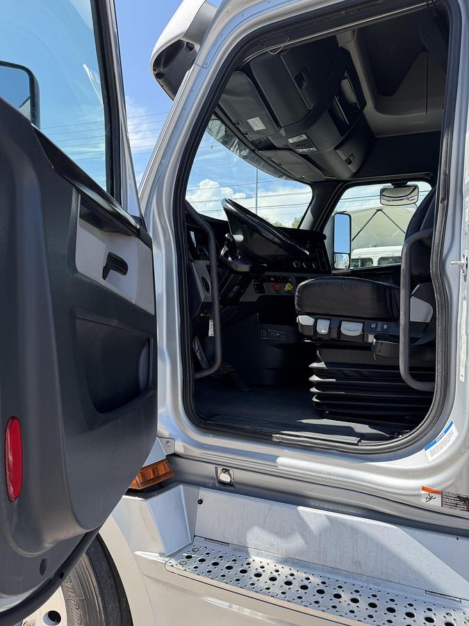 Used 2019 Freightliner CASCADIA 126