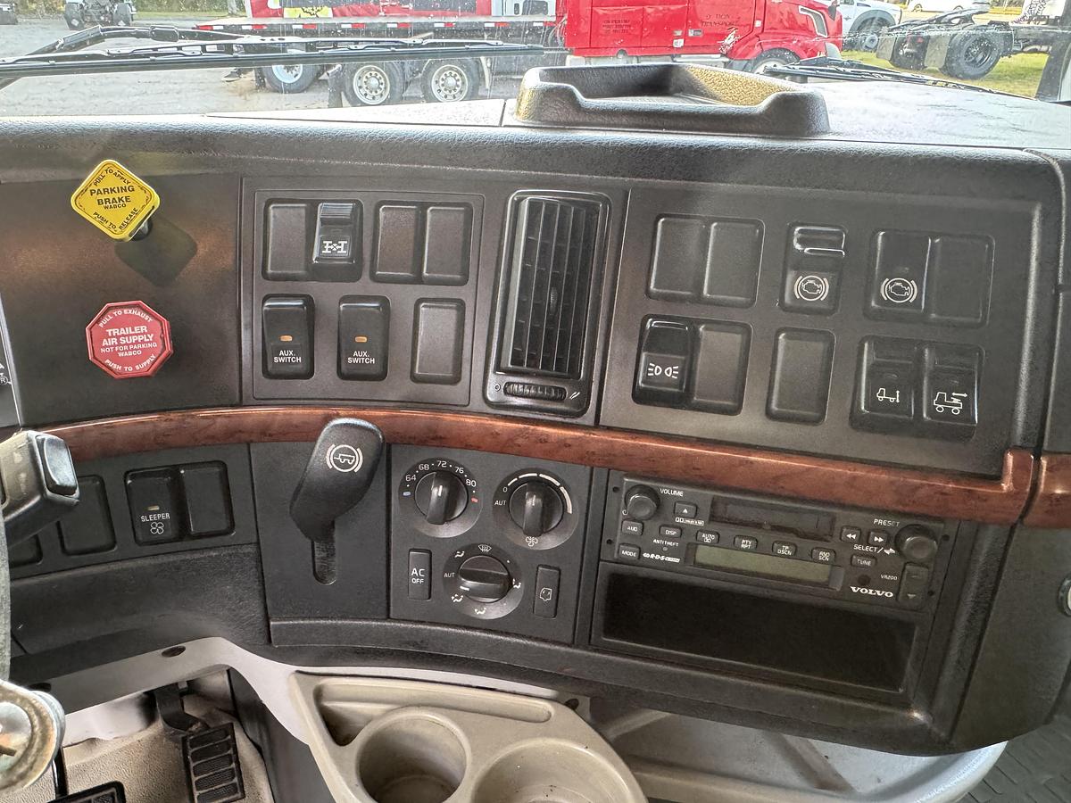 Used 2005 VOLVO VNL 780