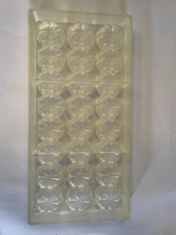 Used BakeProject B.V. Molds for the production of chocolates.