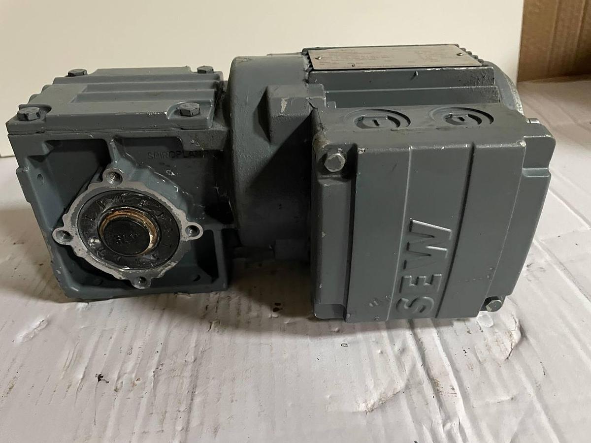 Used SEW-EURODRIVE 76646 Bruchsal 3 ∼ IEC60034   R17F DRE80M4/TF