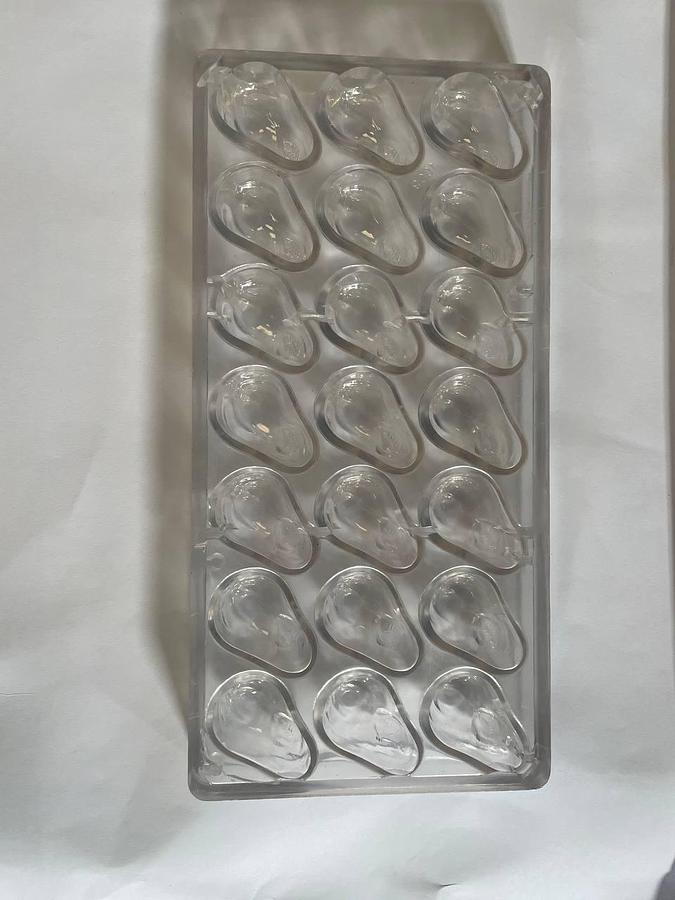 Used BakeProject B.V. Molds for the production of chocolates.