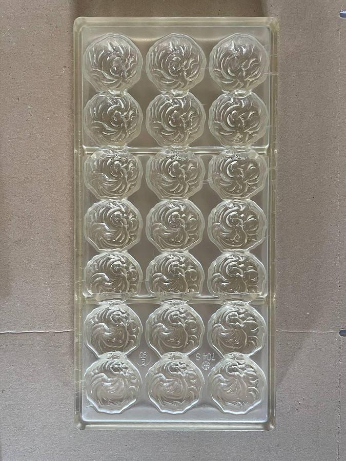 Used BakeProject B.V. Molds for the production of chocolates.