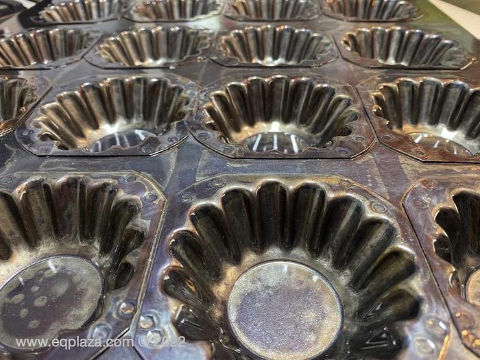 Baking tray with forms