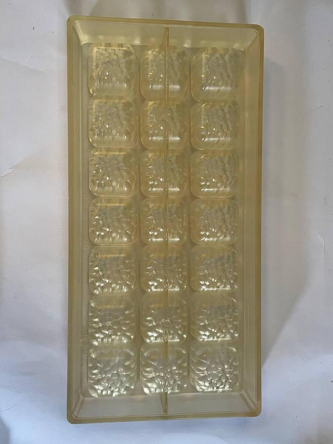 Used BakeProject B.V. Molds for the production of chocolates.