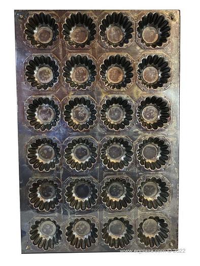 Baking tray with forms