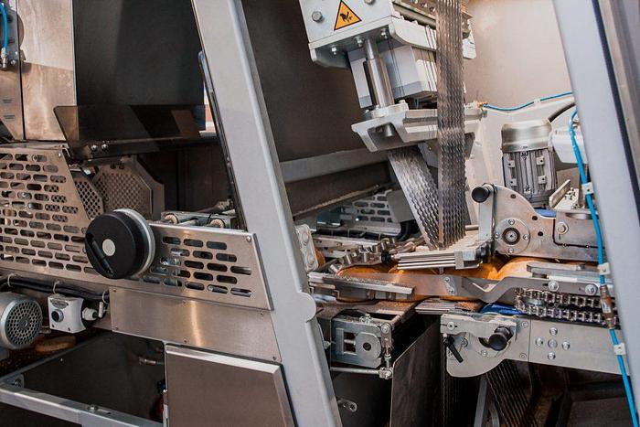 The DP-35 automatic bread slicing machine