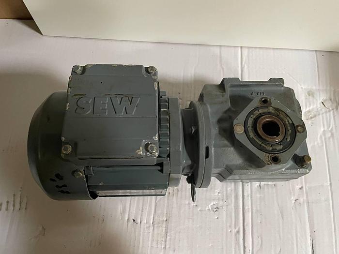 Used LENZE 32699 Extertal 3 ∼ Mot EN60034 GSS04-2M VAR 071C42