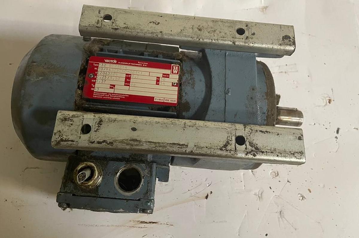 Used VECTOR AANDRIJFTECHNIEK B.V. 3 ∼ Mot VDE 0530  R63 R47 DT80N-4