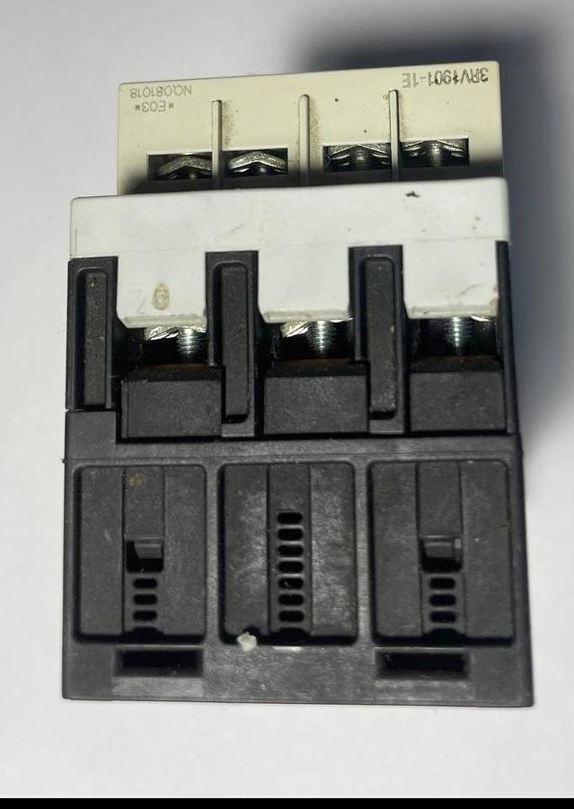 Used SIEMENS Siemens 3RV1011-1DA10 Circuit Breaker