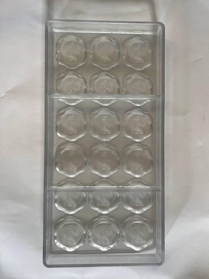 Used BakeProject B.V. Molds for the production of chocolates.