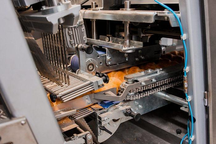 The DP-35 automatic bread slicing machine