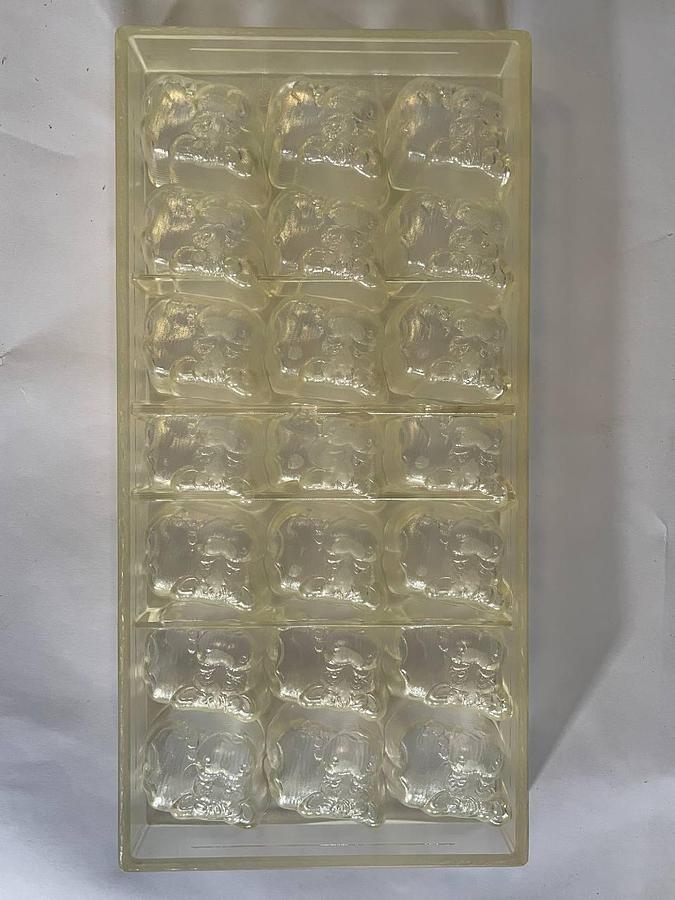 Used BakeProject B.V. Molds for the production of chocolates.