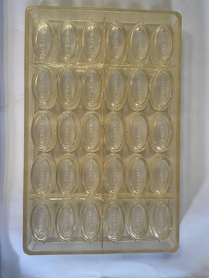 Used BakeProject B.V. Molds for the production of chocolates.