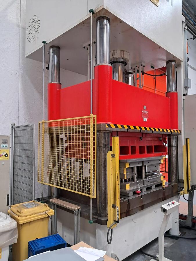 Usato Pressa idraulica CAVANI & GOLDONI 250 ton