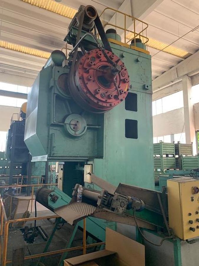 Usato Pressa ginocchocchiera 2500 ton piani 1.530 x .1530