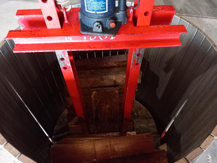 Used Prensa esmagadora de uva AGUINOX