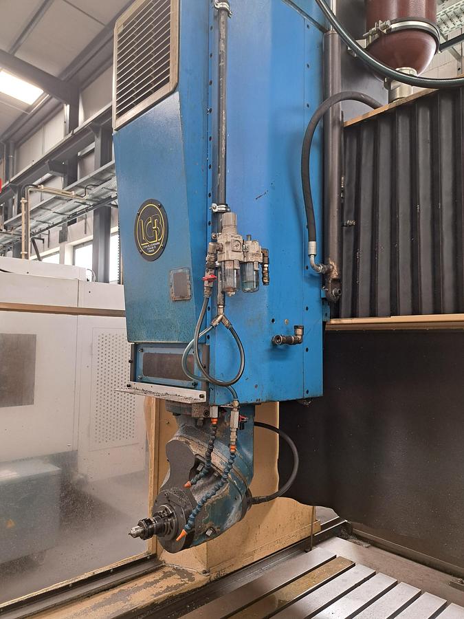 Used Fresadora vertical LGB PFCNC23011