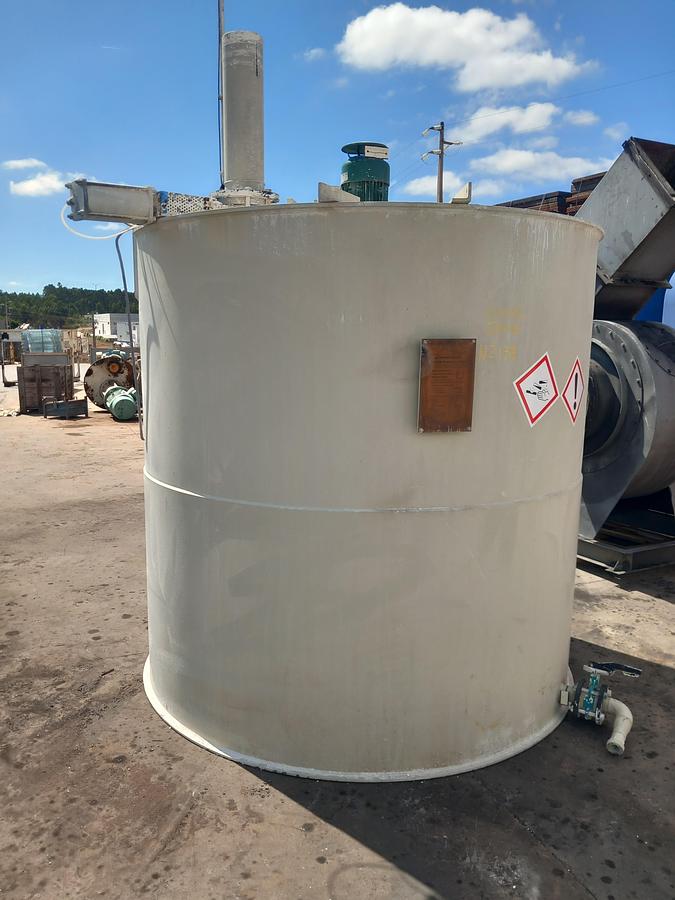 Used Deposito de plástico 6000 litros c/misturador