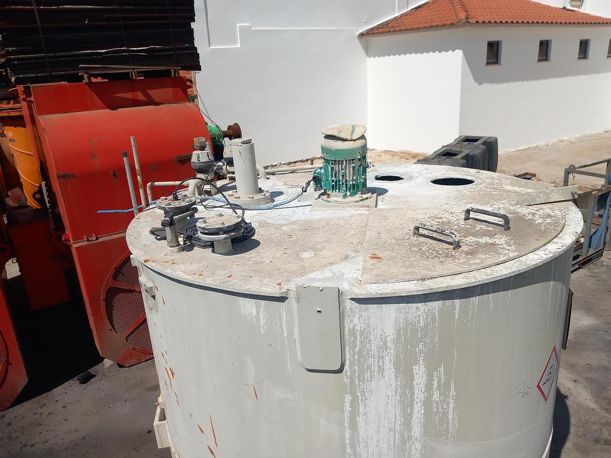 Used Deposito de plástico 6000 litros c/misturador